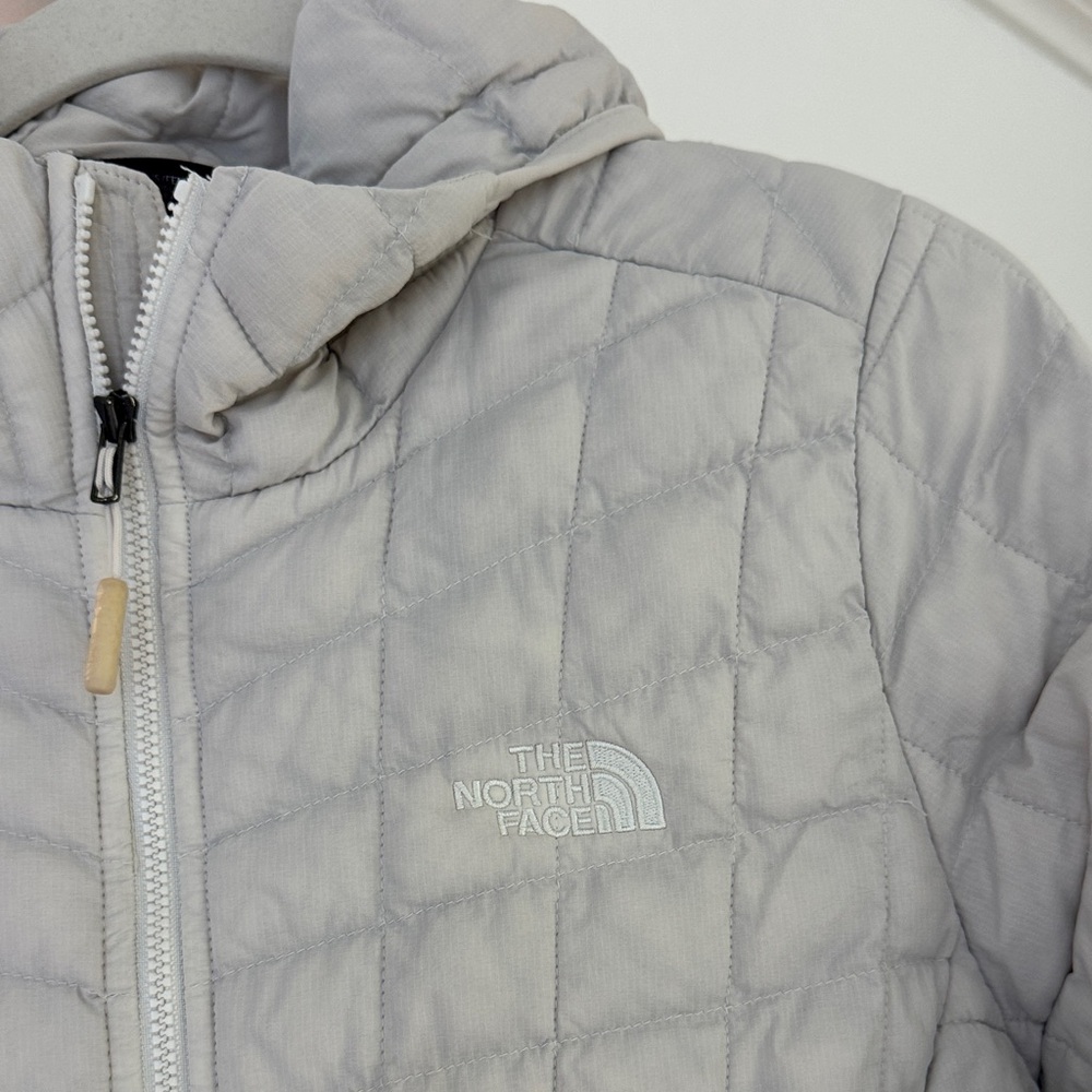 The North Face Thermoball Women's Light Gray Puffer Jacket with Hood - Picture 2 of 9